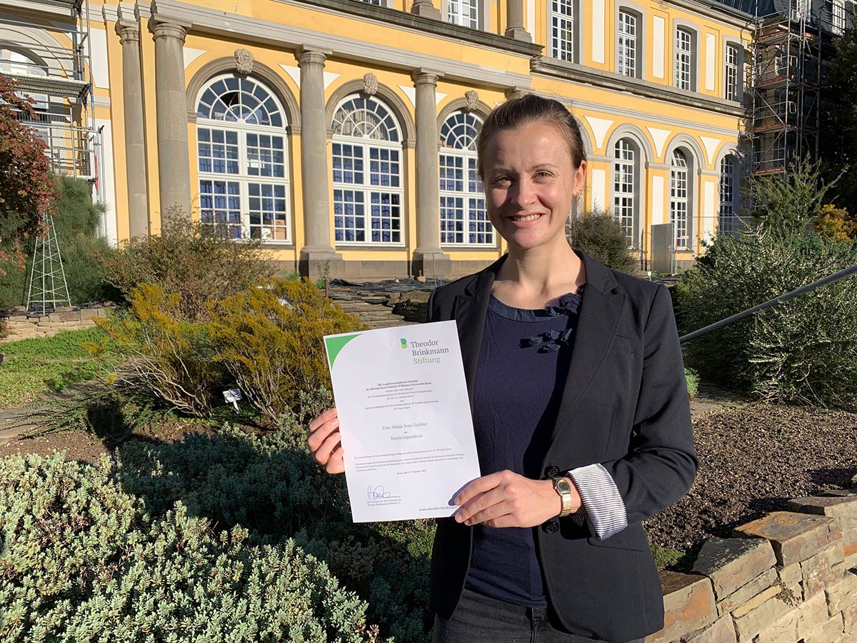 Manja Joana Gahbler vor dem Poppelsdorfer Schloss
